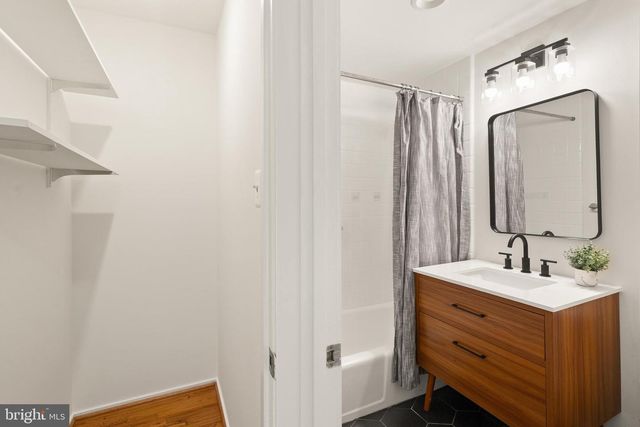 11465 WASHINGTON PLZ W, Reston, VA 20190