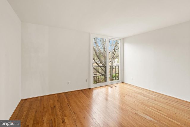 11465 WASHINGTON PLZ W, Reston, VA 20190