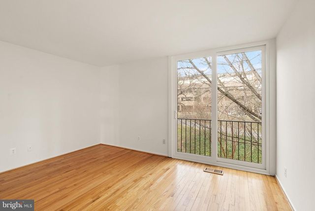 11465 WASHINGTON PLZ W, Reston, VA 20190