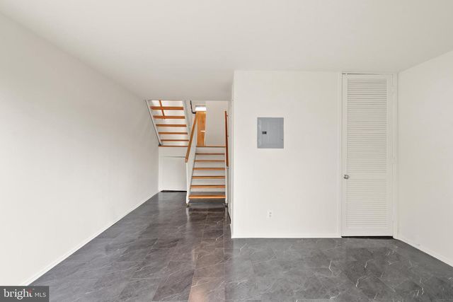 11465 WASHINGTON PLZ W, Reston, VA 20190