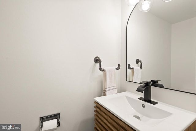 11465 WASHINGTON PLZ W, Reston, VA 20190