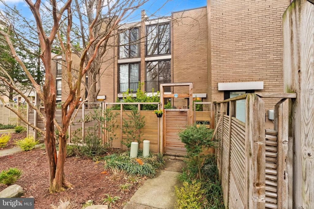 11465 WASHINGTON PLZ W, Reston, VA 20190