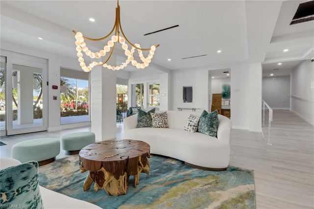 1 Bluebill AVE 412, Naples, FL 34108