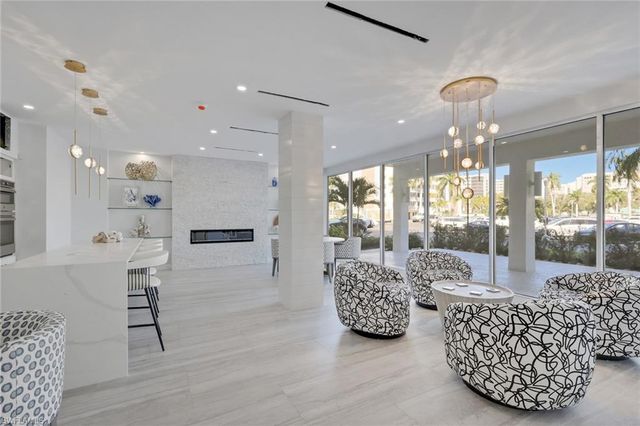 1 Bluebill AVE 412, Naples, FL 34108