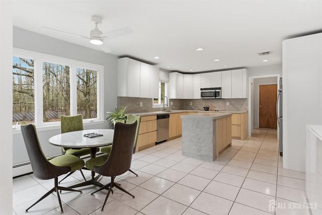 5 Washington Avenue, Morganville, NJ 07751