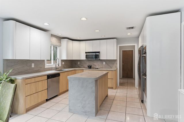 5 Washington Avenue, Morganville, NJ 07751