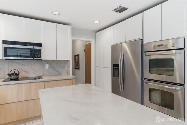 5 Washington Avenue, Morganville, NJ 07751