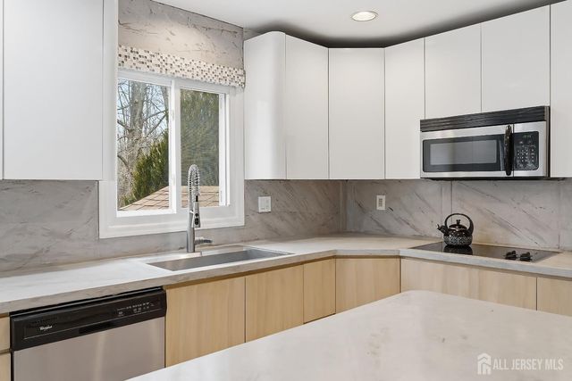 5 Washington Avenue, Morganville, NJ 07751