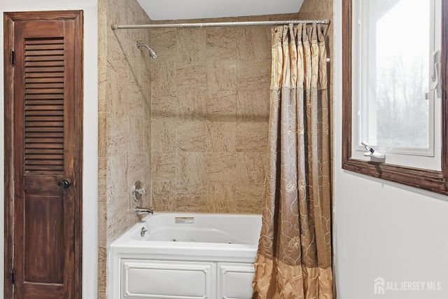 5 Washington Avenue, Morganville, NJ 07751