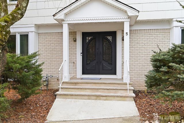 5 Washington Avenue, Morganville, NJ 07751