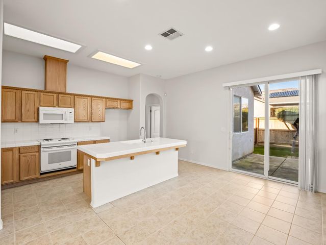 611 W Venice Lane, Clovis, CA 93619