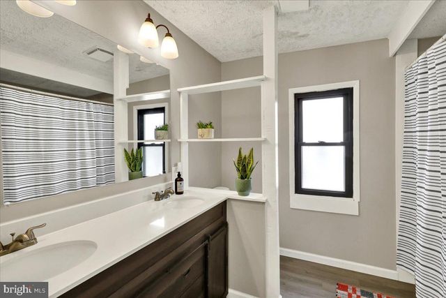5 W 2ND AVE, Lititz, PA 17543