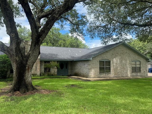 4 Shantilly Lane, Bay City, TX 77414