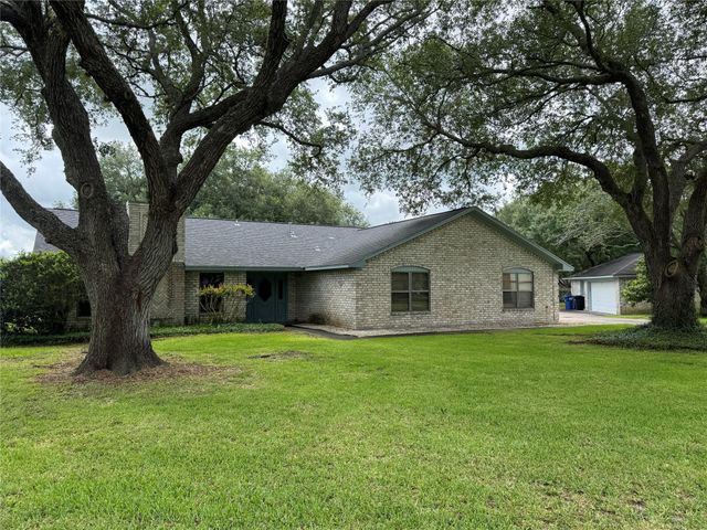 4 Shantilly Lane, Bay City, TX 77414