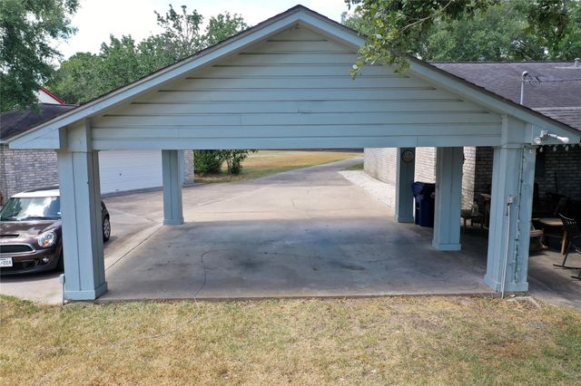 4 Shantilly Lane, Bay City, TX 77414