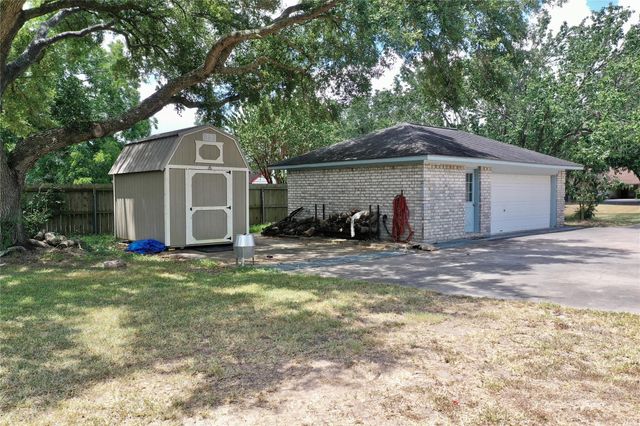 4 Shantilly Lane, Bay City, TX 77414