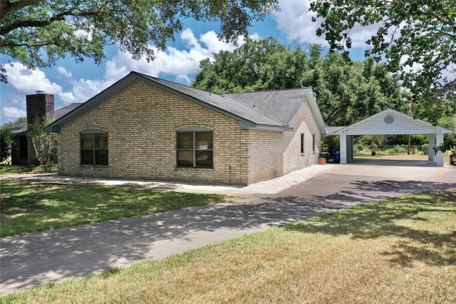 4 Shantilly Lane, Bay City, TX 77414