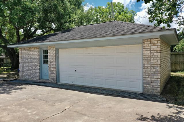 4 Shantilly Lane, Bay City, TX 77414