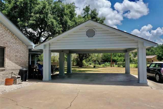 4 Shantilly Lane, Bay City, TX 77414