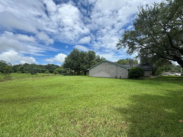 4 Shantilly Lane, Bay City, TX 77414