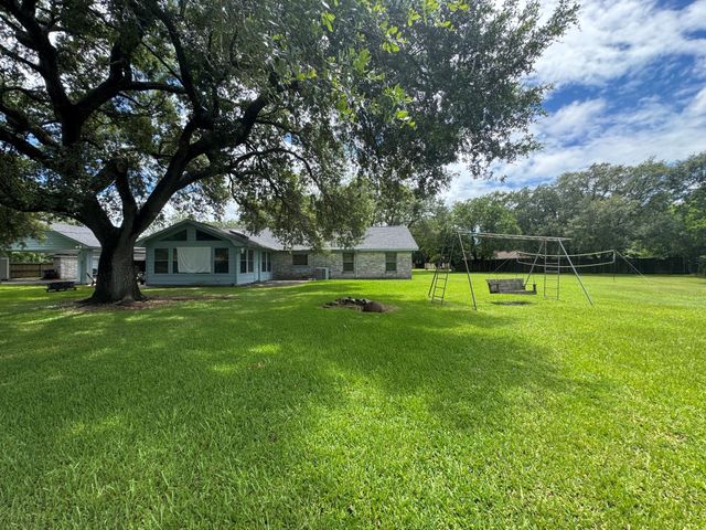 4 Shantilly Lane, Bay City, TX 77414