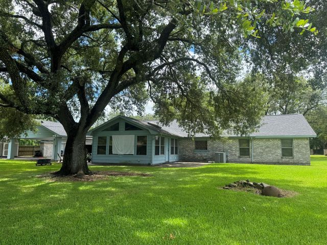 4 Shantilly Lane, Bay City, TX 77414