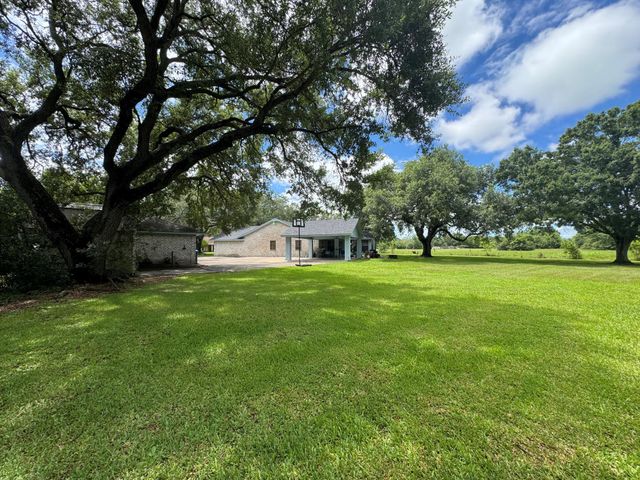 4 Shantilly Lane, Bay City, TX 77414