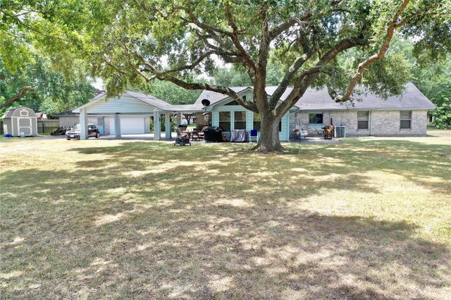 4 Shantilly Lane, Bay City, TX 77414