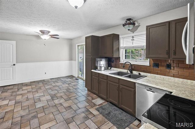 1009 Robert Drive, Maryville, IL 62062