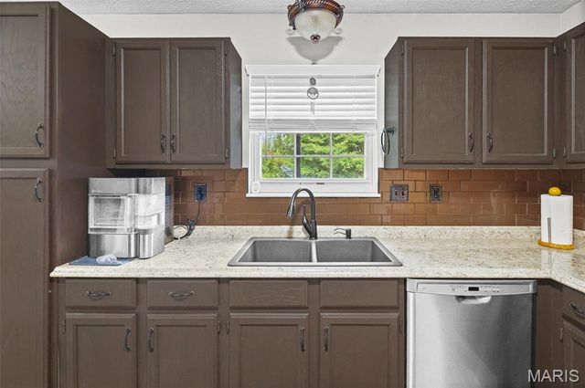 1009 Robert Drive, Maryville, IL 62062