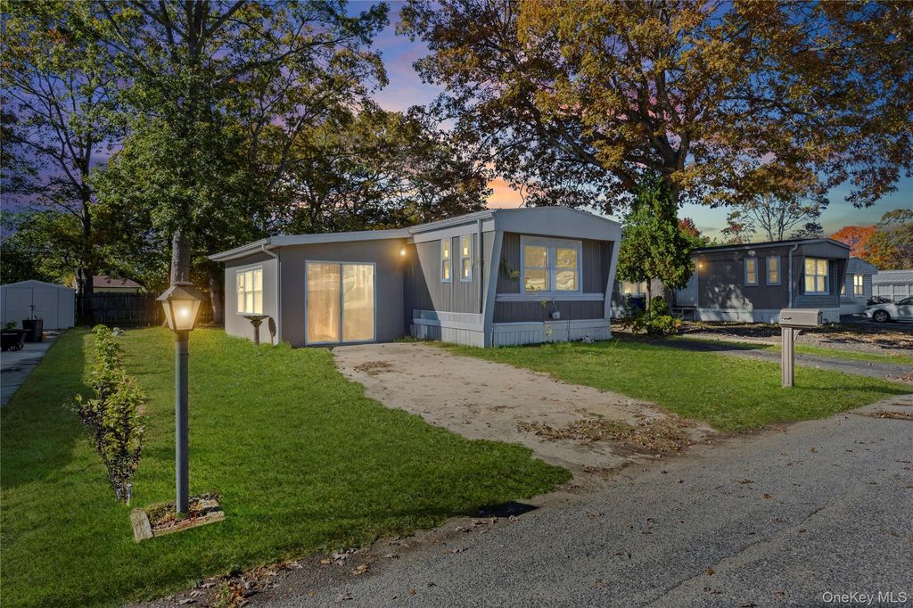 40 Buttercup Dr, Bohemia, NY 11716