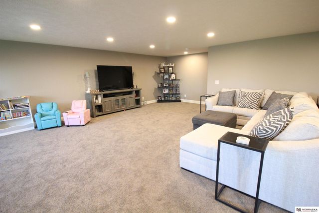 9704 Pintail Drive, Papillion, NE 68046