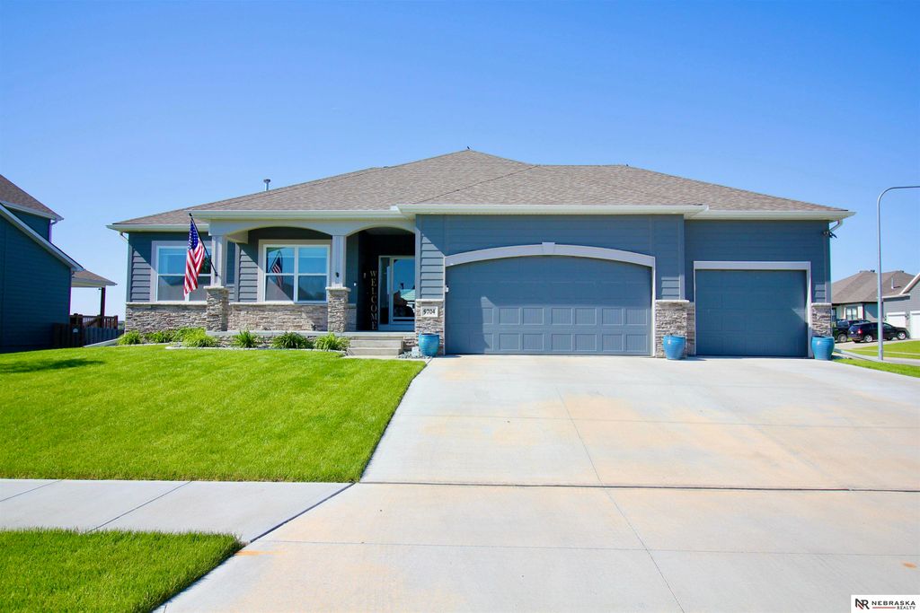 9704 Pintail Drive, Papillion, NE 68046