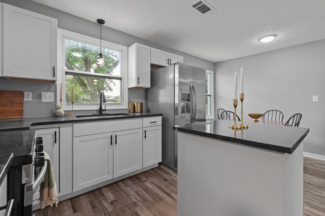 544 Stones River Rd, La Vergne, TN 37086