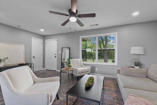 544 Stones River Rd, La Vergne, TN 37086