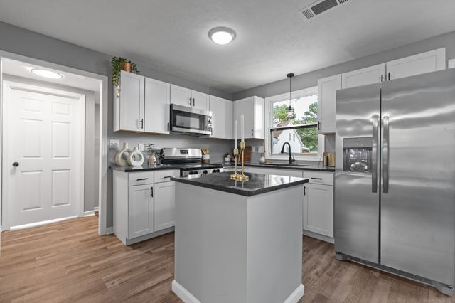 544 Stones River Rd, La Vergne, TN 37086