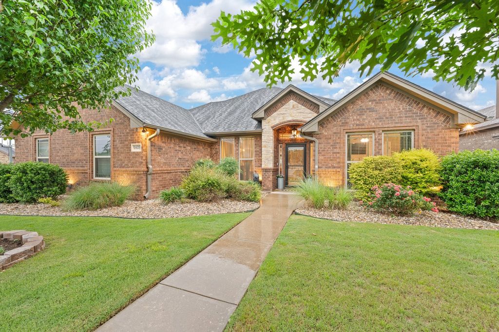 1623 Hawthorne Street, Cleburne, TX 76033