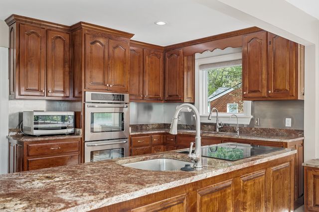 1016 Rolling Fields Cir, Columbia, TN 38401