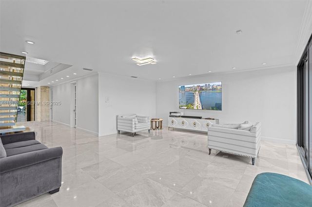 6124 Paradise Point Drive 6124, Palmetto Bay, FL 33157