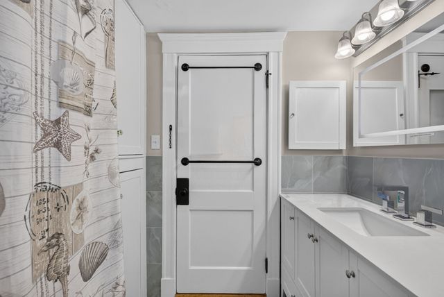 4 Hawthorn Rd, Milton, MA 02186