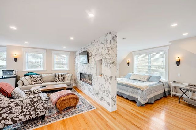 4 Hawthorn Rd, Milton, MA 02186