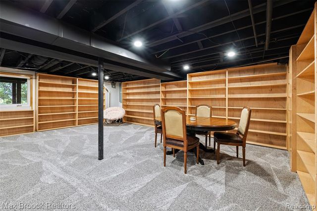 433 Whippers In Court, Bloomfield Hills, MI 48304