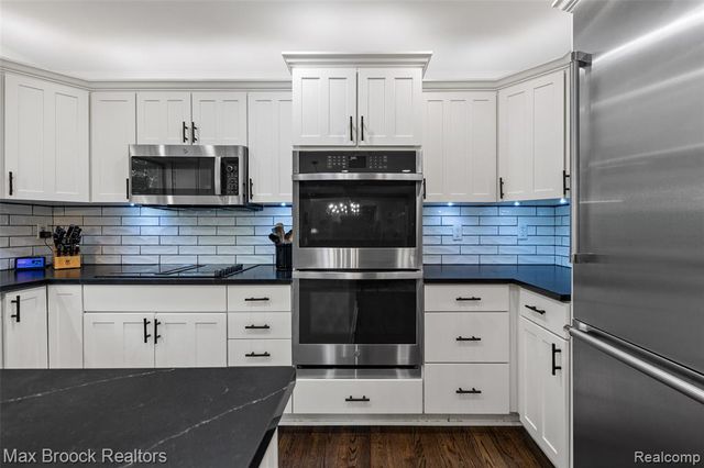 433 Whippers In Court, Bloomfield Hills, MI 48304