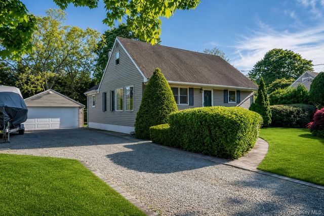 986 Karshick Street, Bohemia, NY 11716