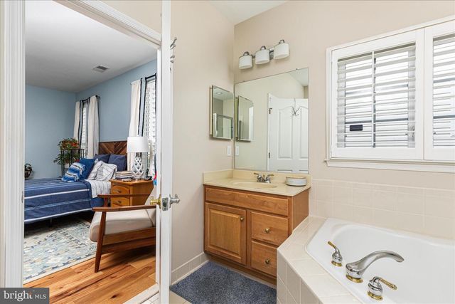 9513 MOONEN BAY LN, Bristow, VA 20136