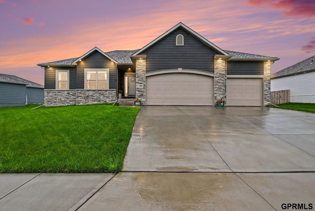 11965 S 118th Avenue, Papillion, NE 68046