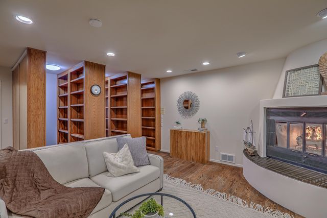 36 Tierra Monte Street NE, Albuquerque, NM 87122