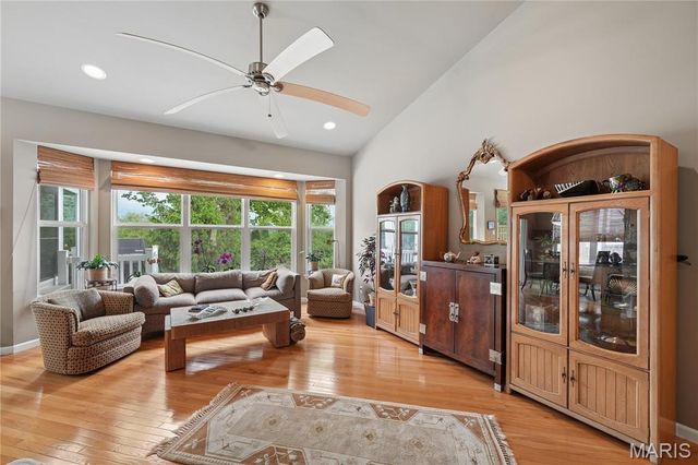 8923 Hilltop Manor Drive, St Louis, MO 63132