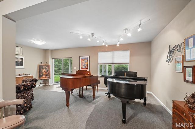 8923 Hilltop Manor Drive, St Louis, MO 63132