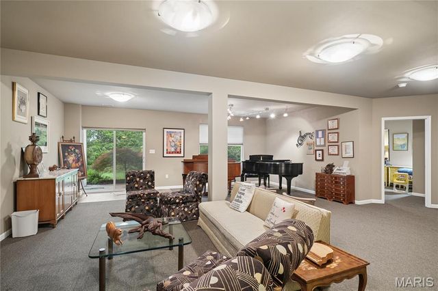 8923 Hilltop Manor Drive, St Louis, MO 63132